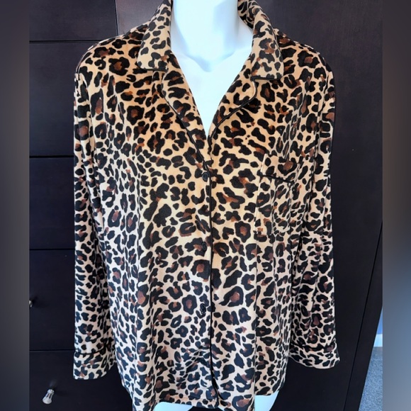 Like New Donna Karan SOFT Leopard Print Pajama Button Front Top, L - Picture 2 of 7